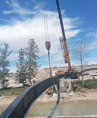 1)	Estructuras Metálicas y Pailería